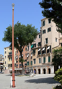 travel guide venice jewish Ghetto Campo Nuovo in Venice Italy