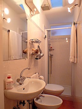 The bathroom calle stretta!