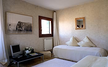 The right part of the living room with its view side on San Pietro di Castello