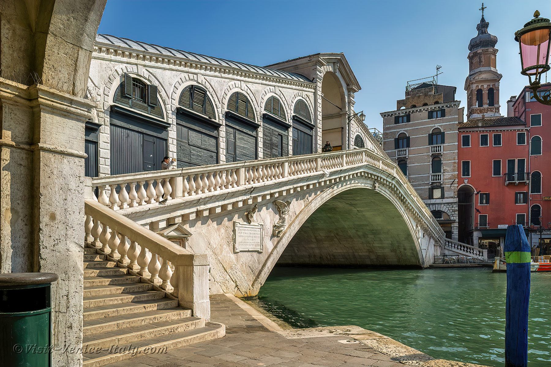 イタリア・ヴェネツィアのグランドカナルにあるリアルト橋